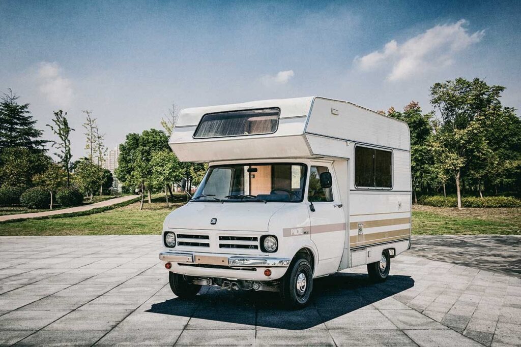 Photo d'un camping-car capucine Pilote vintage