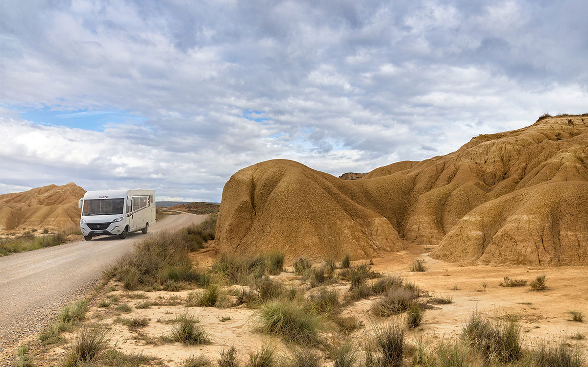 Camping-car profilé Pilote roulant au milieu du désert des Bardenas.