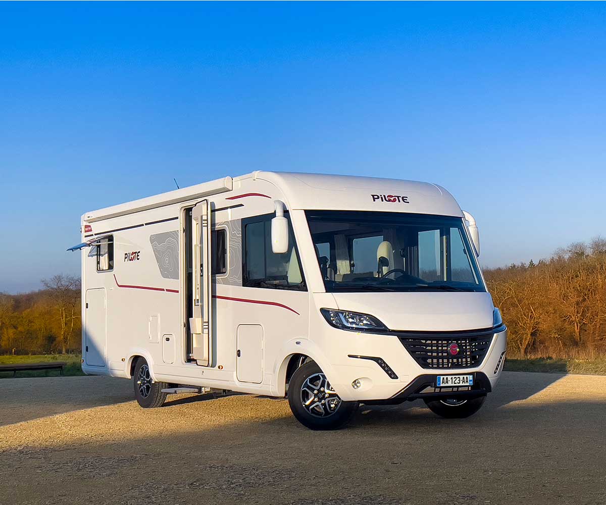 Lits jumeaux dans la chambre du camping-car intégral G720FGJ Sélection Pilote.