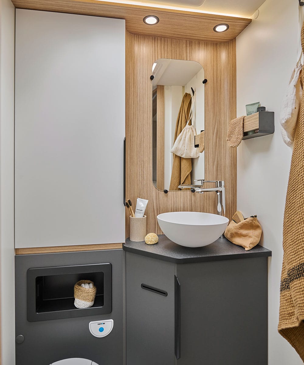 Salle d'eau du camping-car intégral G740FGJ Pilote.