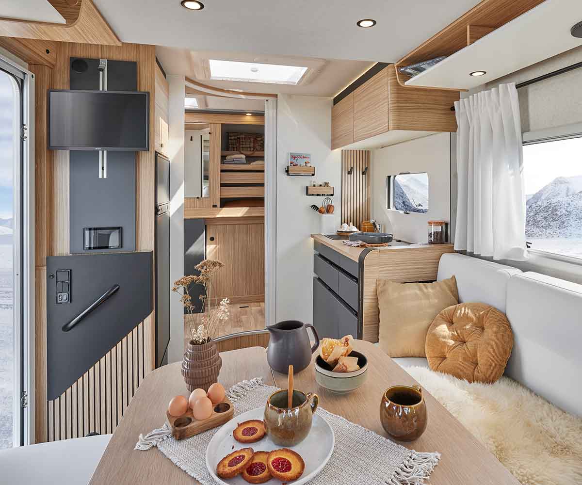 Salon d'un camping-car profilé P690D Pilote - ambiance annecy.