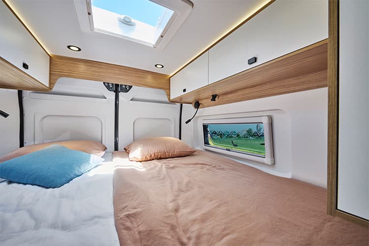 Chambre du fourgon aménagé Pilote V630J