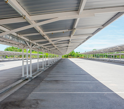 Photo d'un emplacement de parking couvert, lieu de stockage idéal pour l'hivernage d'un camping-car.
